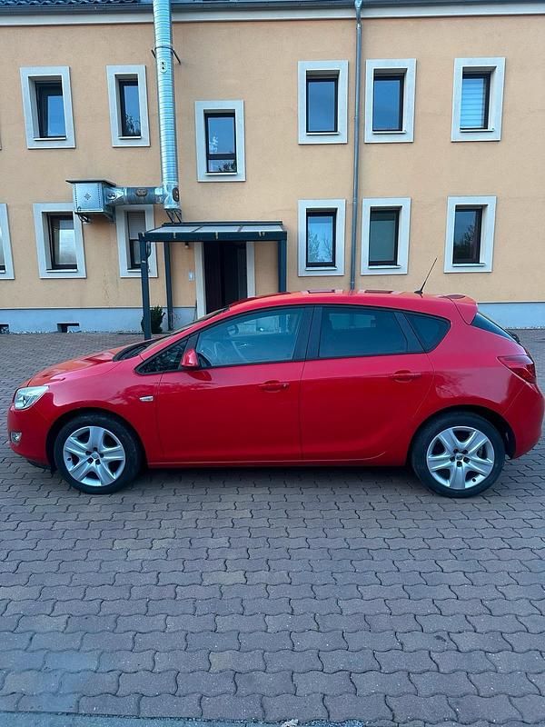 Second-hand Opel Astra 101 CP (74 kW) 2011 Roșu Hatchback