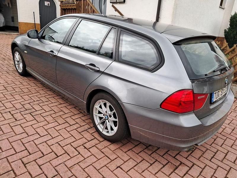 Gebraucht BMW 318 143 PS (105 kW) 2010 Grau Kombi
