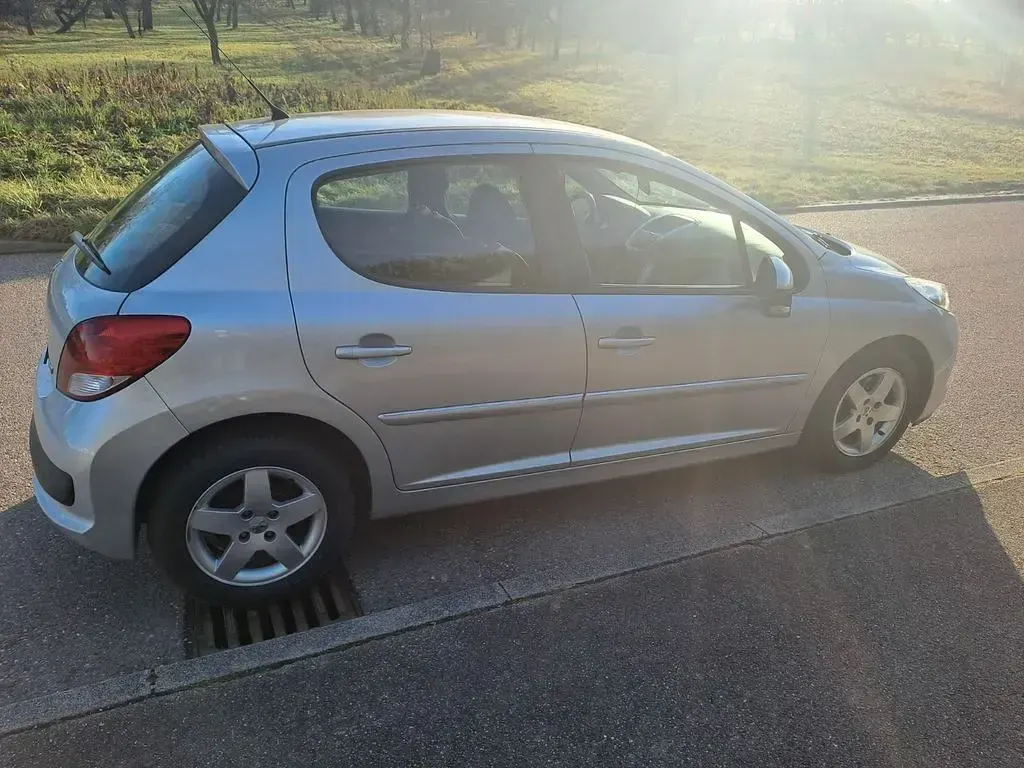 Gebraucht Peugeot 207 90 PS (66 kW) 2011 Silber Limousine
