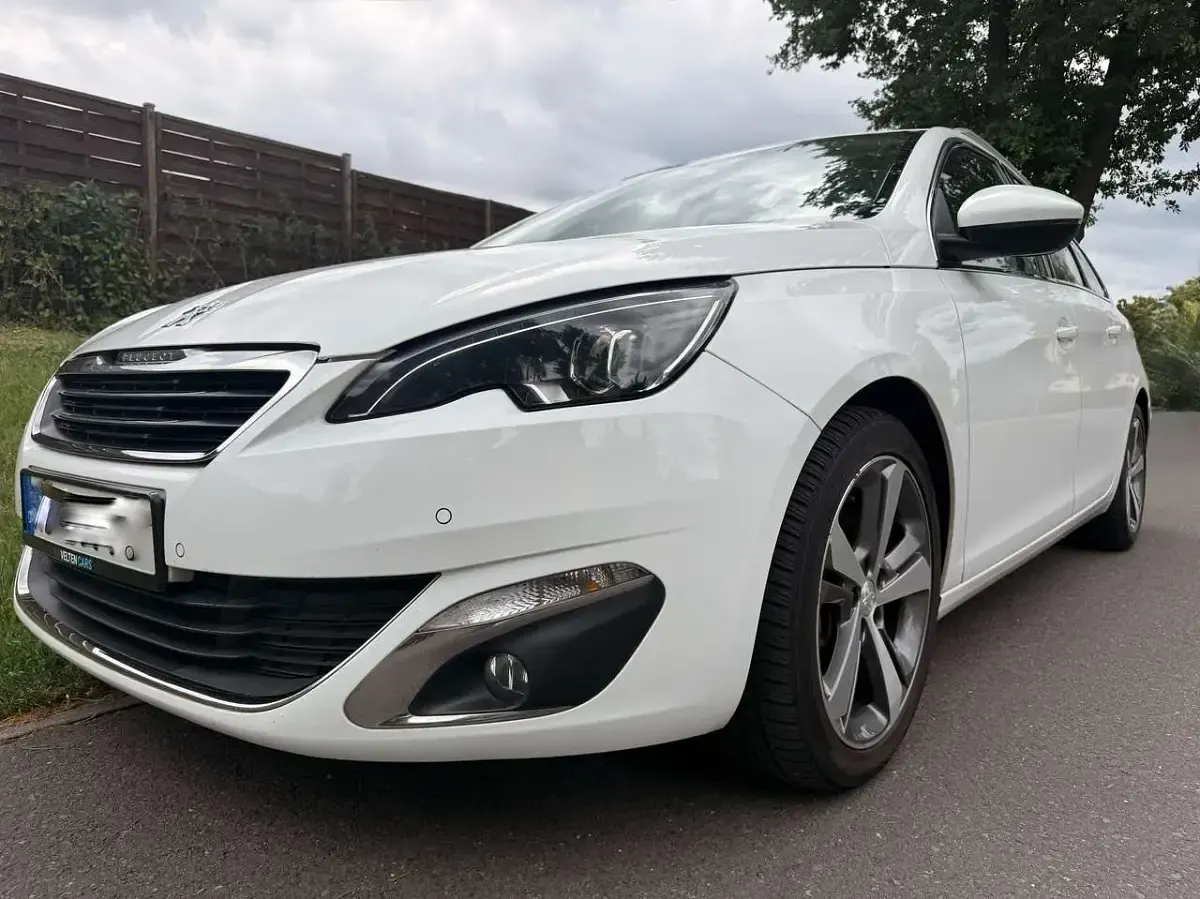 Gebraucht Peugeot 308 Allure 131 PS (96 kW) 2015 Weiß Kombi