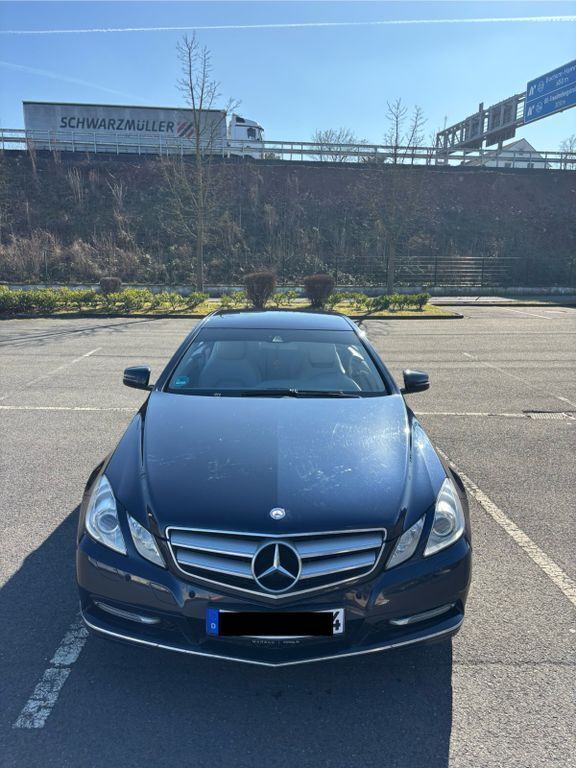 Blau Gebraucht 2013 Mercedes E250 Avantgarde Coupé | 9.150 € (Superpreis) - Bild 1/4