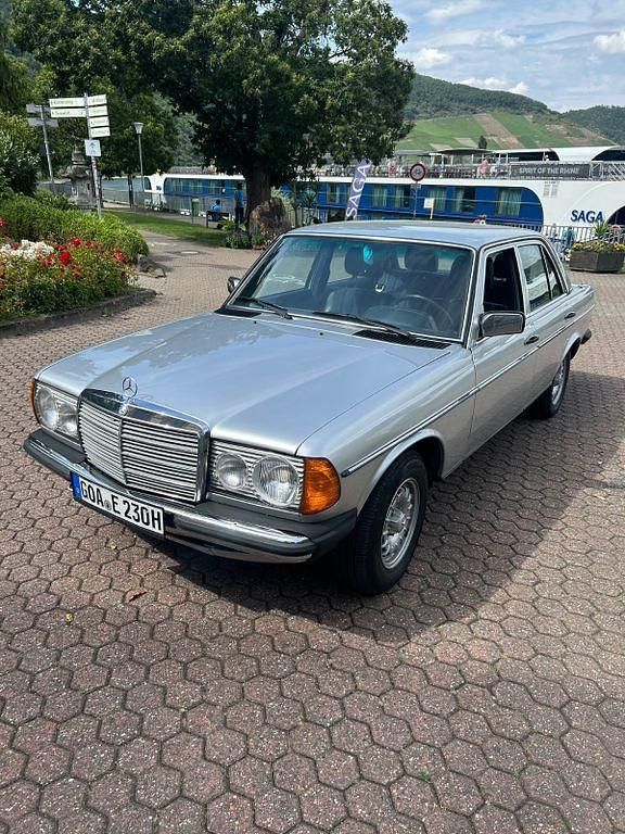 Silber Gebraucht 1981 Mercedes E230 Limousine | 8.950 € - Bild 1/4