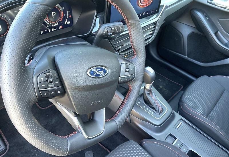 Gebraucht Ford Focus ST-Line X 155 PS (114 kW) 2023 Rot Limousine