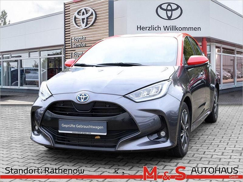 Marlingrau metallic, dach tokio fusion Gebraucht 2021 Toyota Yaris Hybrid Basis Limousine | 20.490 € (Etwas zu teuer) - Bild 1/4