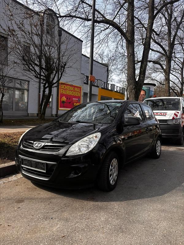 Gebraucht Hyundai i20 77 PS (56 kW) 2009 Schwarz Kleinwagen