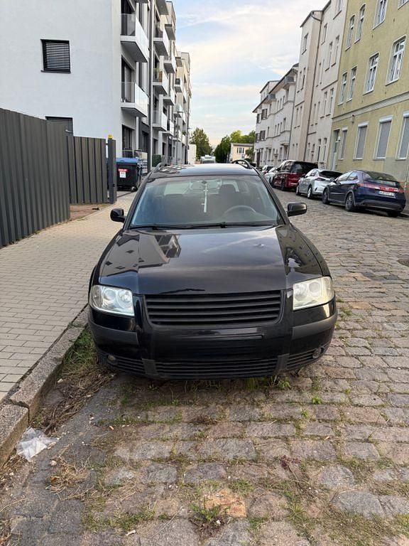 Schwarz Gebraucht 2004 VW Passat Highline Kombi | 800 € (Superpreis) - Bild 1/4