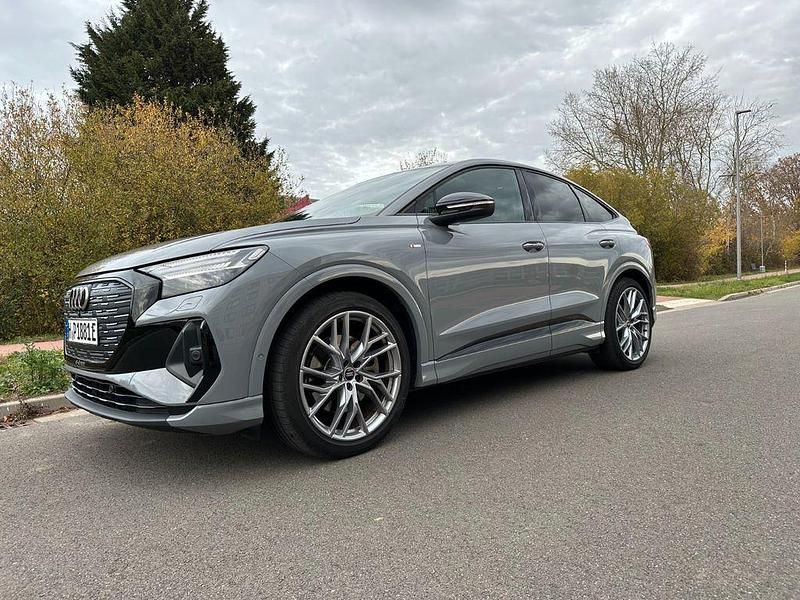 Grau Gebraucht 2022 Audi Q4 Sportback e-tron Sport SUV | 37.990 € (Etwas zu teuer) - Bild 1/4
