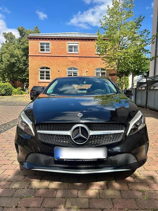 Schwarz Gebraucht 2018 Mercedes A180 Kleinwagen | 16.800 € (Guter Preis) - Bild 1/4