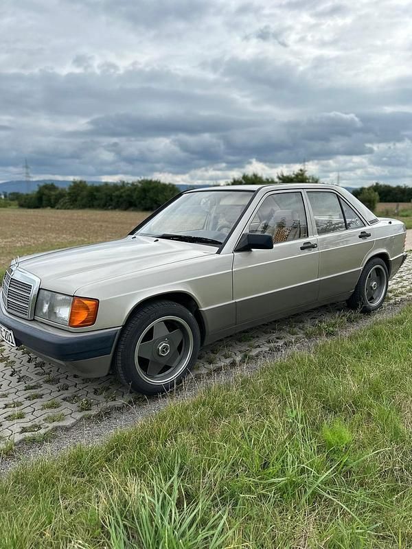 Gebraucht Mercedes 190 109 PS (80 kW) 1992 Gold Limousine