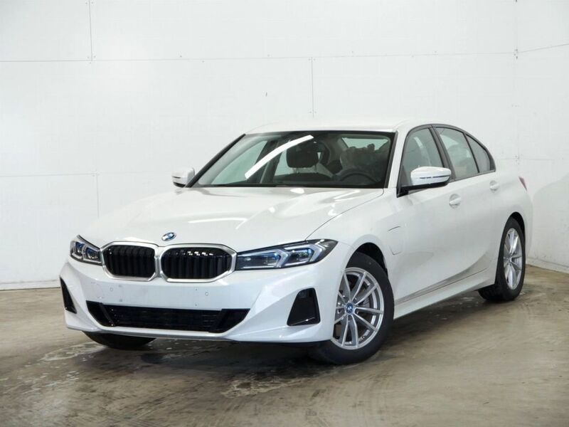 Mineralweissmetallic Gebraucht 2023 BMW 330e Limousine | 35.280 € (Superpreis) - Bild 1/4