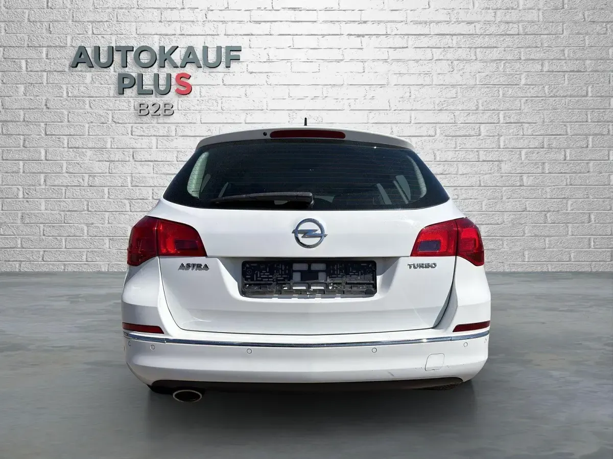 Używany Opel Astra Selection 140 KM (102 kW) 2014 Biały Kombi