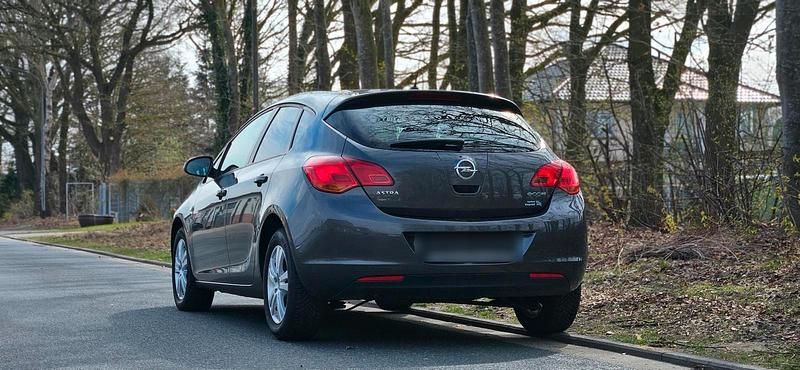 Gebraucht Opel Astra 100 PS (73 kW) 2011 Andere farben Kleinwagen