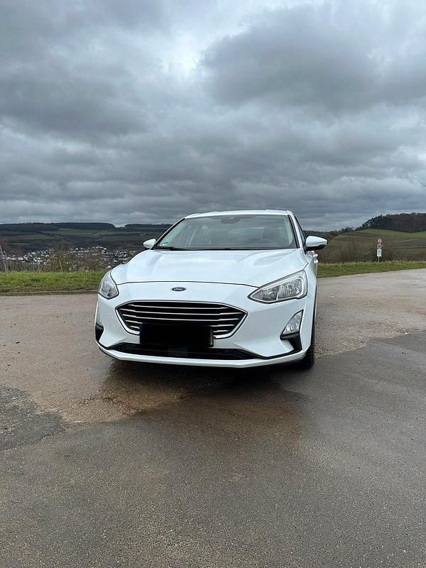 Gebraucht Ford Focus Cool & Connect 101 PS (74 kW) 2018 Weiß Kleinwagen