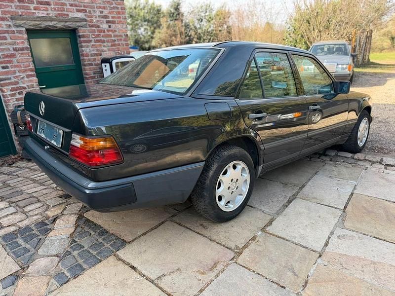 Gebraucht Mercedes 200 72 PS (52 kW) 1986 Schwarz Limousine