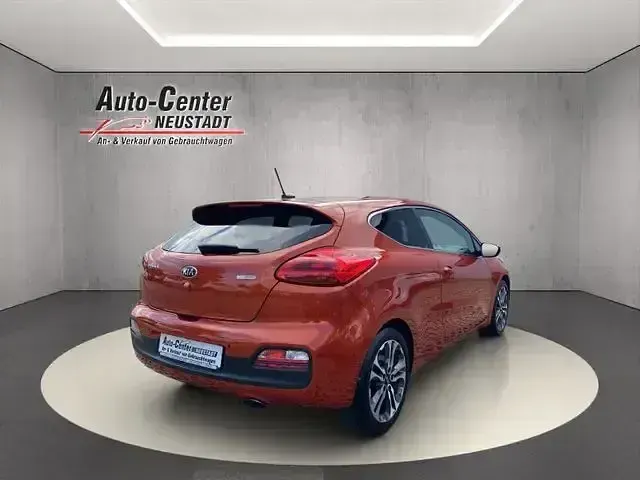 Używany Kia ProCeed Spirit 331 KM (243 kW) 2015 Pomarańczowy Hatchback