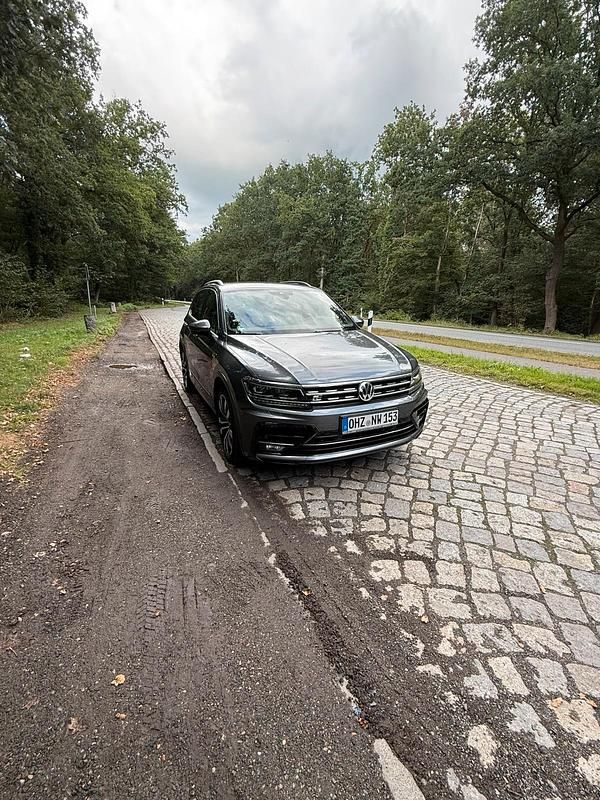 Grau Gebraucht 2019 VW Tiguan R-line SUV | 32.999 € (Fairer Preis) - Bild 1/4