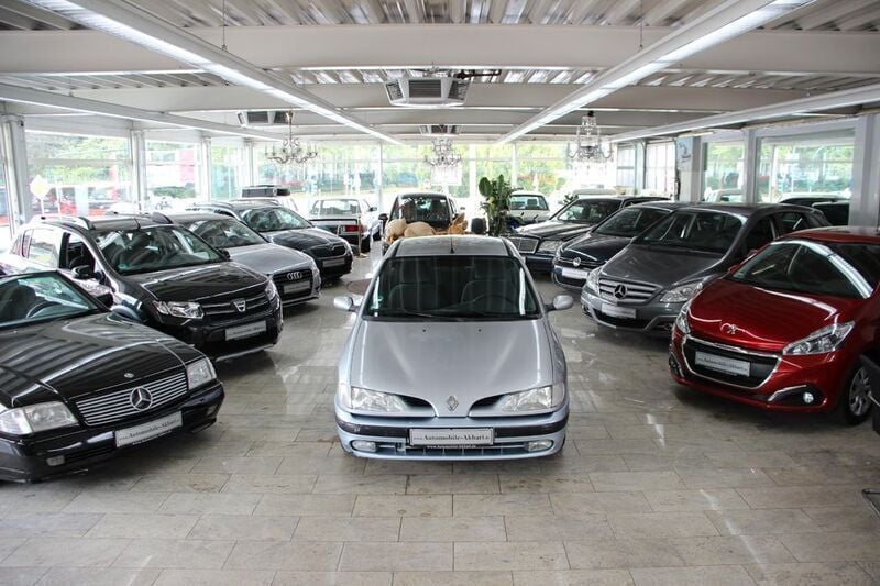 Grau Gebraucht 1997 Renault Mégane Limousine | 1.000 € (Fairer Preis) - Bild 1/4