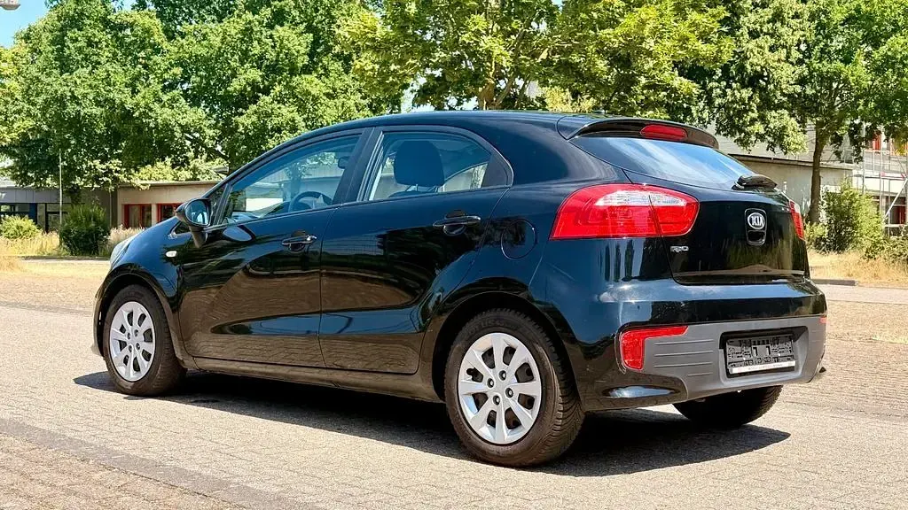 Gebraucht Kia Rio 84 PS (61 kW) 2015 Schwarz Limousine