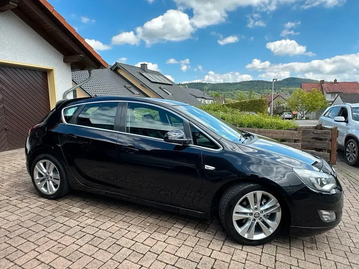 Używany Opel Astra Cosmo 2011 Czarny Sedan/Limuzyna