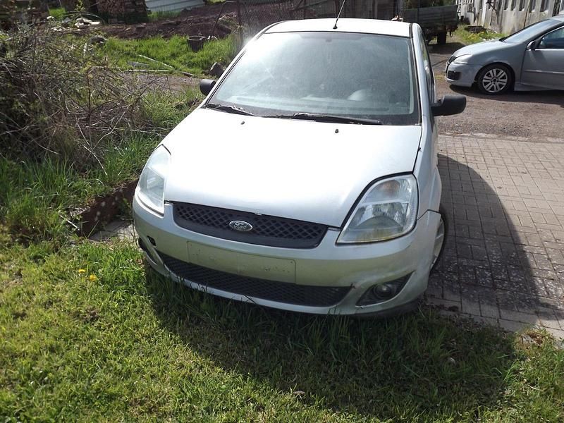 Używany Ford Fiesta 101 KM (74 kW) 2003 Srebrny Hatchback