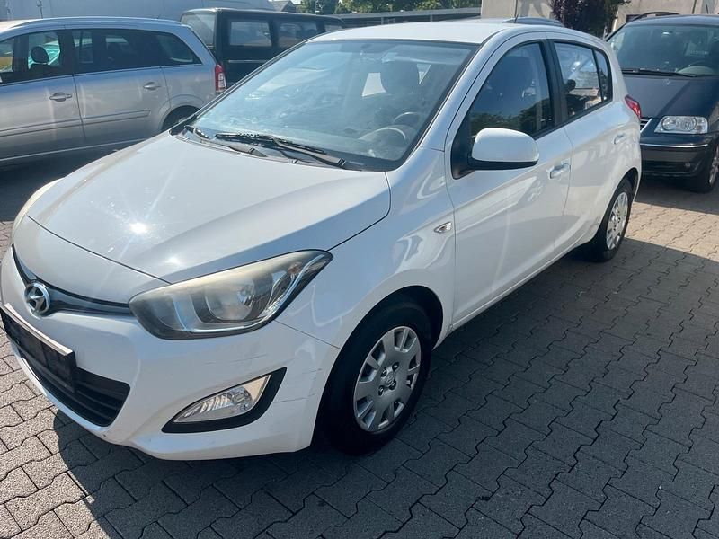 Weiß Gebraucht 2012 Hyundai i20 Edition Limousine | 2.200 € - Bild 1/4