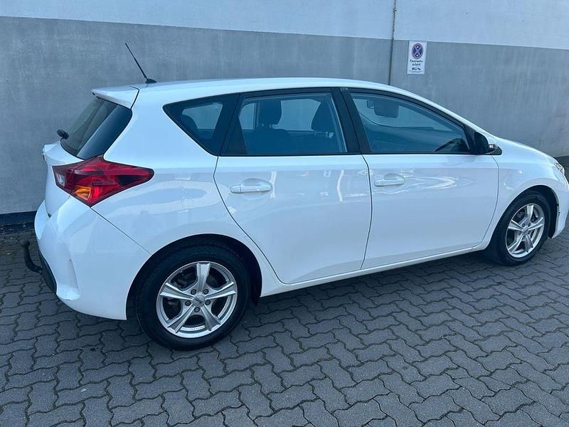Gebraucht Toyota Auris Cool 99 PS (72 kW) 2014 Weiß Limousine