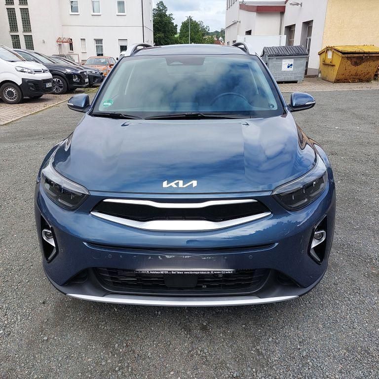 Blau Gebraucht 2023 Kia Stonic Platinum SUV | 20.500 € (Fairer Preis) - Bild 1/4