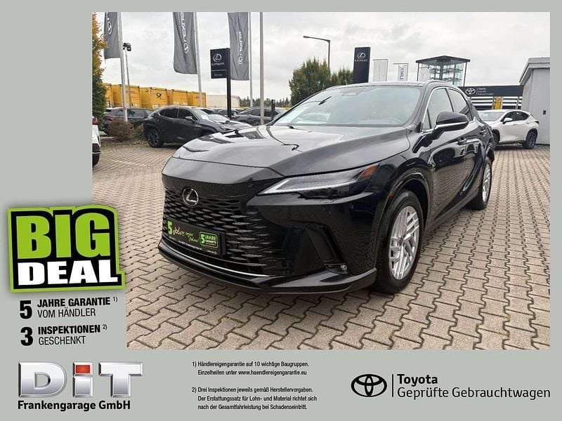 Graphitschwarz metallic Gebraucht 2023 Lexus RX350 E-FOUR Luxury Line SUV | 56.990 € - Bild 1/4