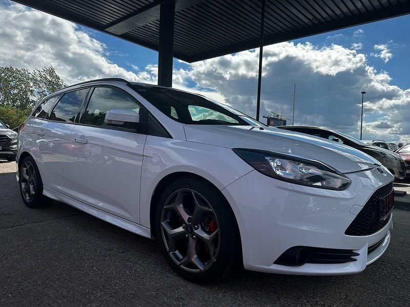 Gebraucht Ford Focus ST 250 PS (183 kW) 2013 Weiß Kombi