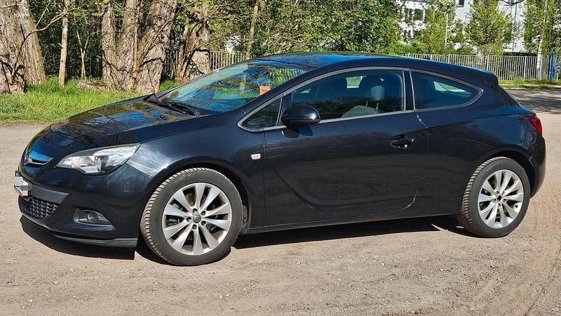 Używany Opel Astra GTC Edition 101 KM (74 kW) 2012 Czarny Sedan/Limuzyna