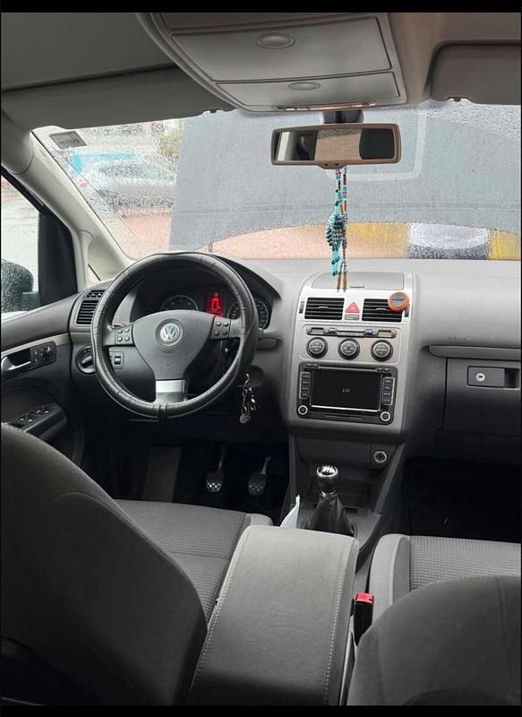 Schwarz Gebraucht 2010 VW Touran Van / Kleinbus | 3.800 € (Guter Preis) - Bild 1/4