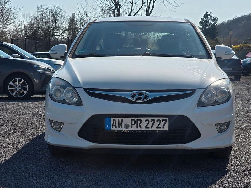 Gebraucht Hyundai i30 Classic 90 PS (66 kW) 2012 Weiß Limousine