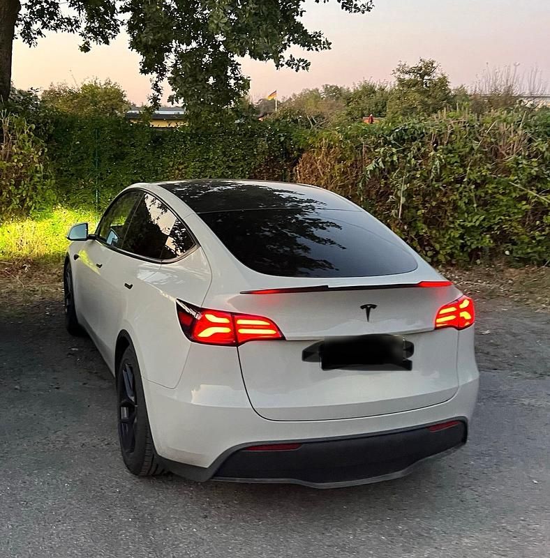Grau Gebraucht 2023 Tesla Model Y Standard Range SUV | 32.000 € - Bild 1/4