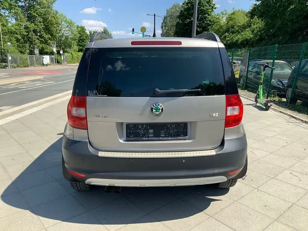 Gebraucht Skoda Yeti 140 PS (102 kW) 2011 Grau SUV