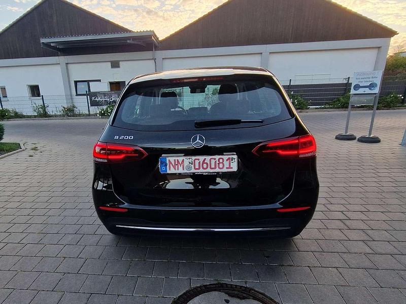 Gebraucht Mercedes B200 163 PS (119 kW) 2022 Schwarz Kleinwagen