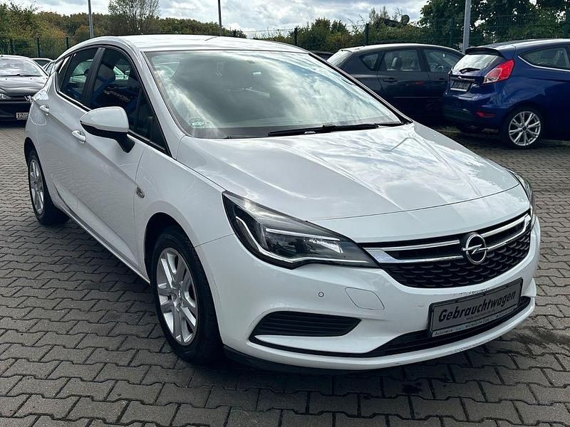 Gebraucht Opel Astra Edition 95 PS (69 kW) 2015 Weiß Limousine