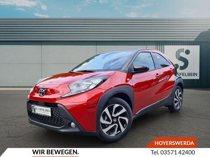 Chili red metallic Neu 2025 Toyota Aygo Kleinwagen | 18.680 € - Bild 1/4