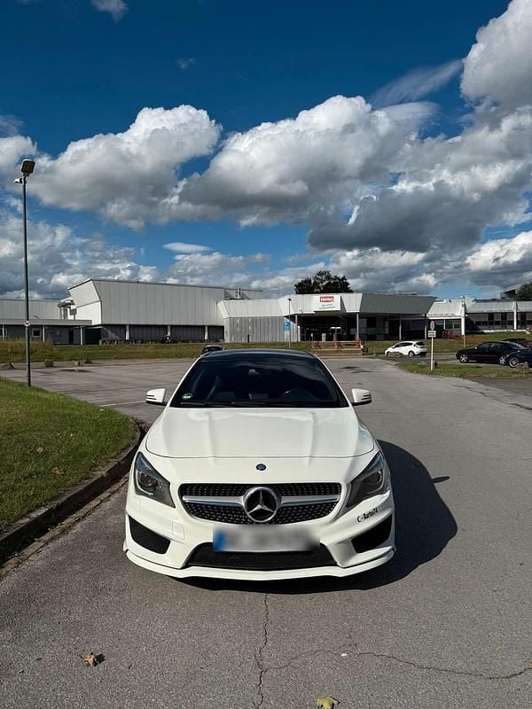 Weiß Gebraucht 2014 Mercedes CLA200 AMG line Plus Limousine | 14.790 € (Fairer Preis) - Bild 1/4