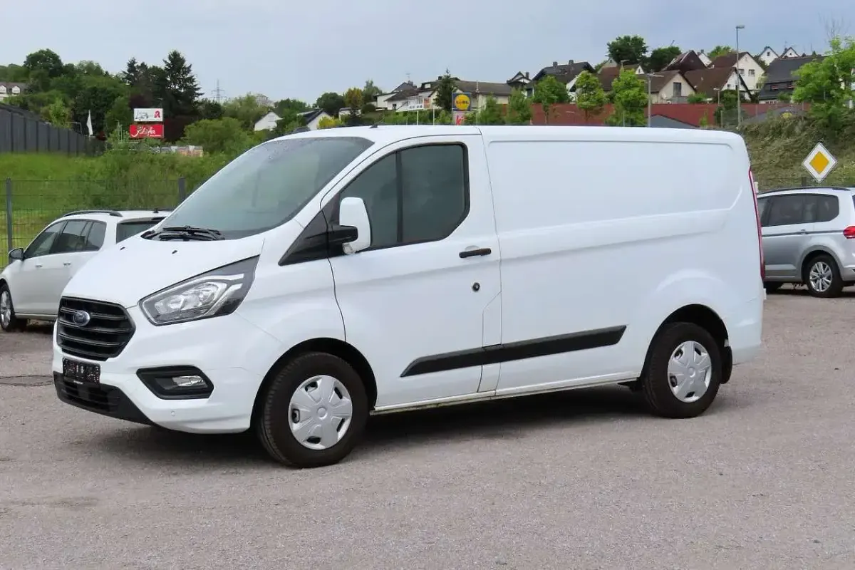 Gebraucht Ford Transit Custom Trend 131 PS (96 kW) 2020 Frozenwhite Van / Kleinbus