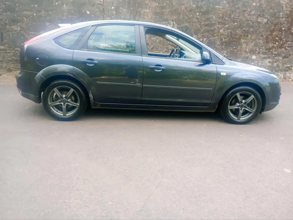 Gebraucht Ford Focus 105 PS (77 kW) 2007 Grau Limousine