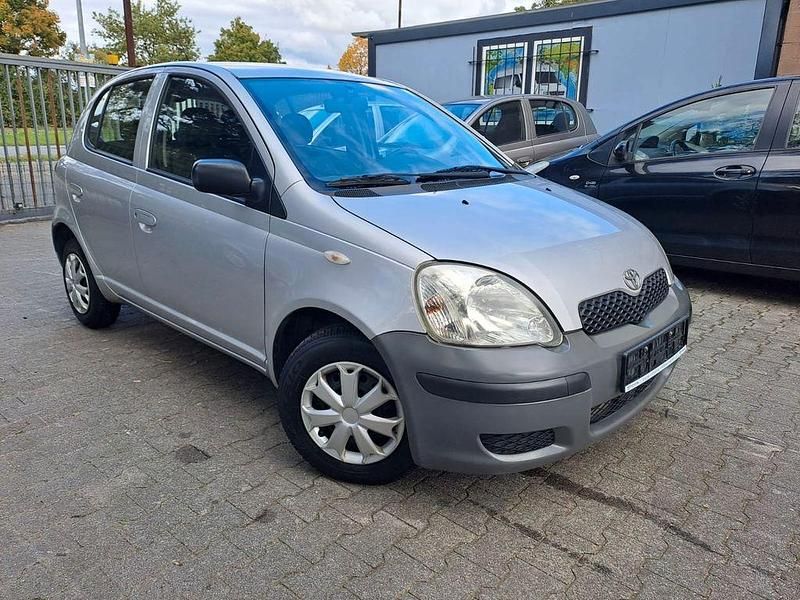 Silber Gebraucht 2003 Toyota Yaris Limousine | 1.499 € (Fairer Preis) - Bild 1/4
