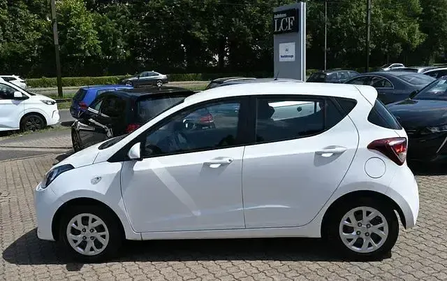 Gebraucht Hyundai i10 Trend 67 PS (49 kW) 2018 Weiß Kleinwagen