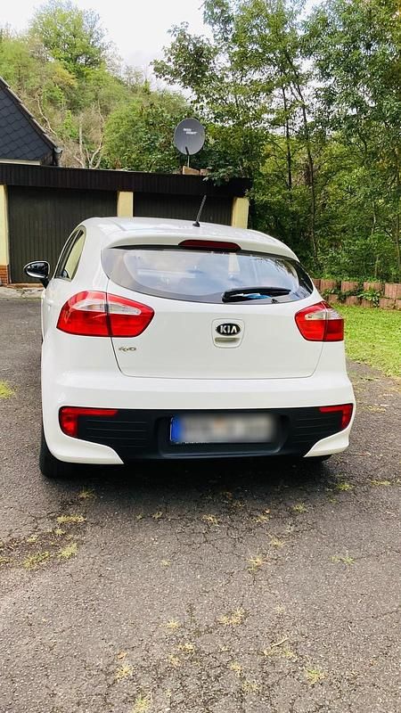 Gebraucht Kia Rio 84 PS (61 kW) 2015 Weiß Limousine