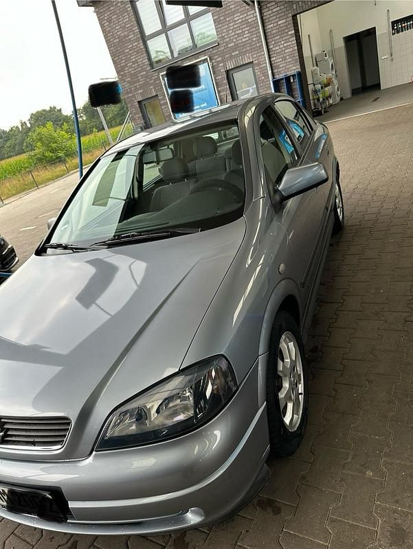 Grau Gebraucht 2003 Opel Astra Limousine | 3.200 € (Teuer) - Bild 1/4