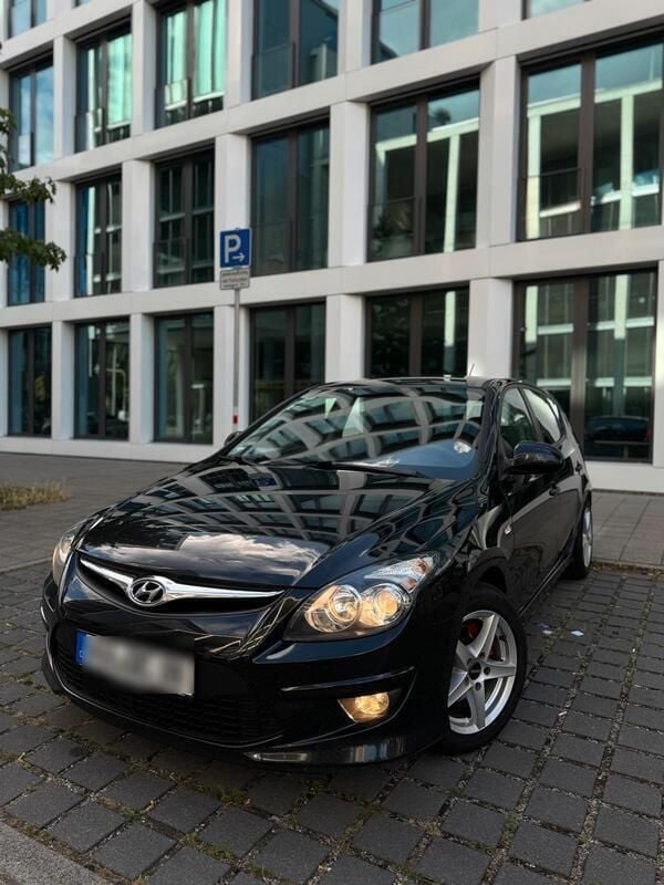 Schwarz Gebraucht 2010 Hyundai i30 Edition Kleinwagen | 4.300 € (Fairer Preis) - Bild 1/4