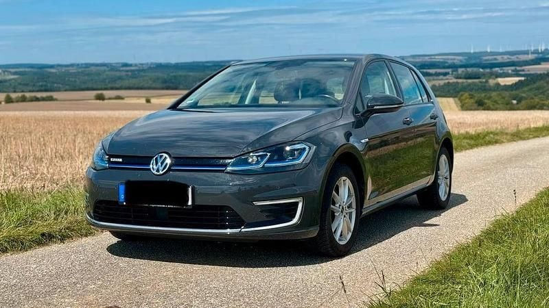 Grau Gebraucht 2020 VW e-Golf Kleinwagen | 15.300 € (Fairer Preis) - Bild 1/4