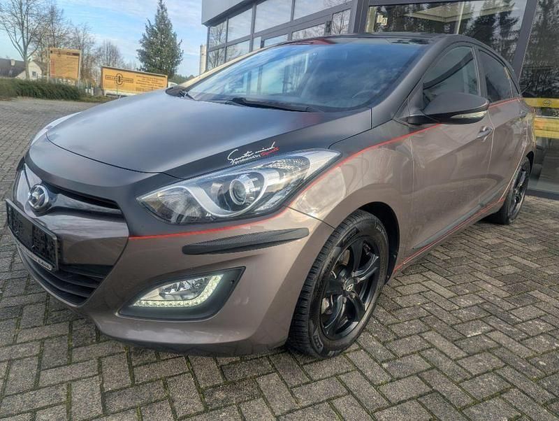 Braun Gebraucht 2013 Hyundai i30 Classic Limousine | 7.600 € (Fairer Preis) - Bild 1/4