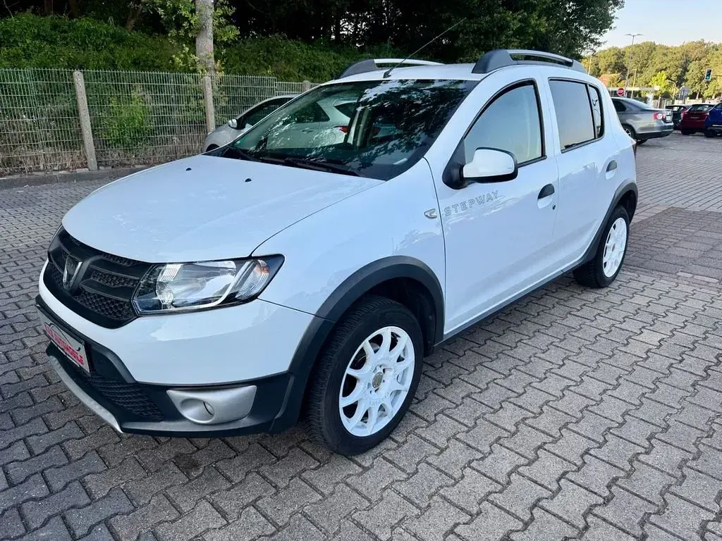 Gebraucht Dacia Sandero Prestige 90 PS (66 kW) 2015 Weiß SUV