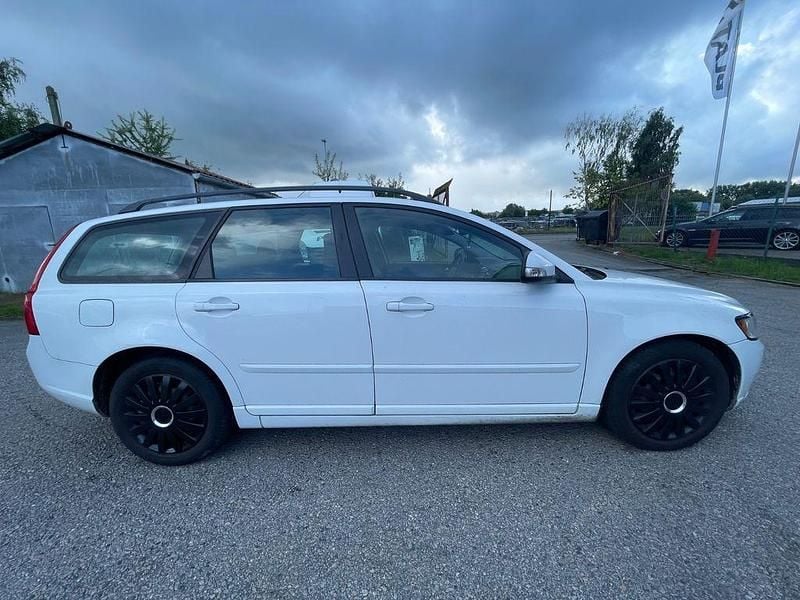Gebraucht Volvo V50 Business Edition 114 PS (83 kW) 2011 Weiß Kombi