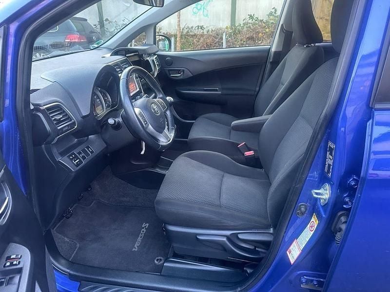 Gebraucht Toyota Verso-S Basis 99 PS (72 kW) 2015 Blau Van / Kleinbus